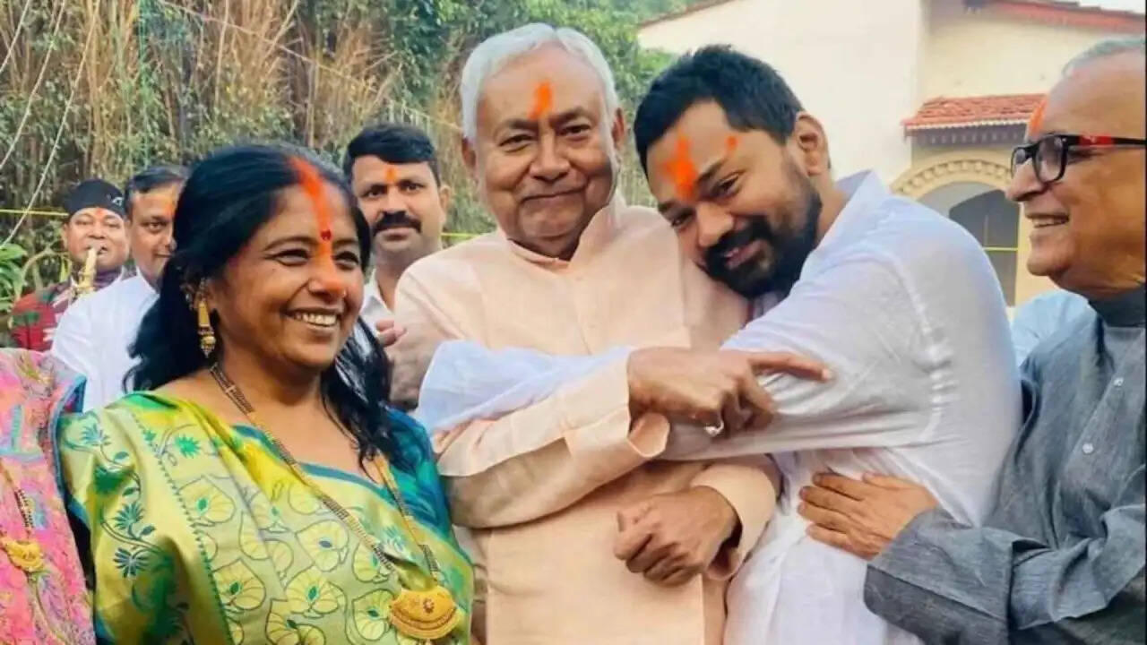 नीतीश कुमार के जन्मदिन पर बेटे निशांत की राजनीति में एंट्री की चर्चा तेज