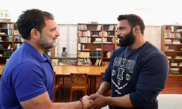 राहुल गांधी ने मोहम्मद दीपक से की मुलाकात, भाईचारे का संदेश दिया