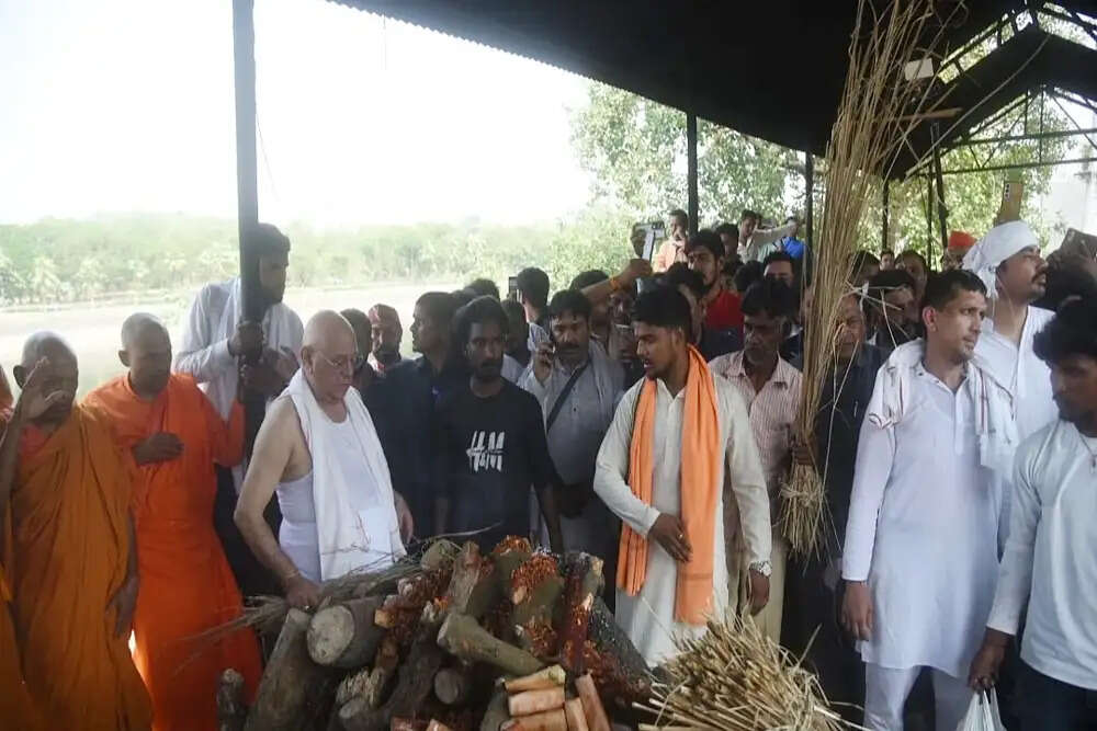 प्रतीक यादव का अंतिम संस्कार: परिवार और समर्थकों ने दी भावुक विदाई
