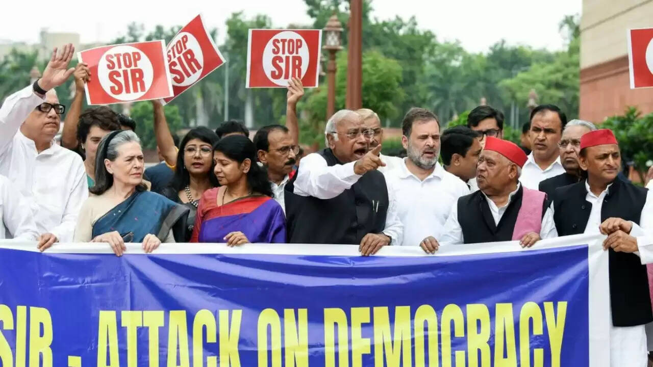 बिहार में SIR अभियान पर संसद में हंगामा: विपक्ष ने उठाए तीखे सवाल