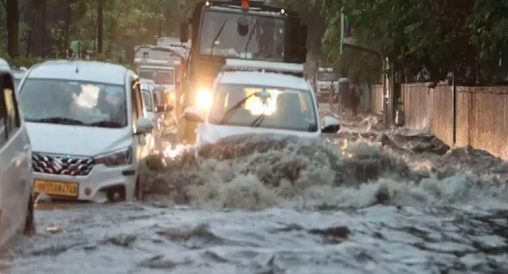 दिल्ली में भारी बारिश से जलभराव और यातायात जाम की समस्या