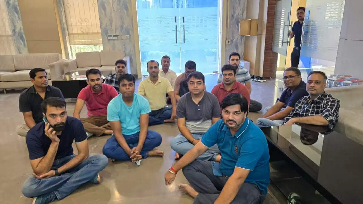 ग्रेटर नोएडा वेस्ट में खरीदारों का धरना, बिल्डर पर रजिस्ट्री में देरी का आरोप