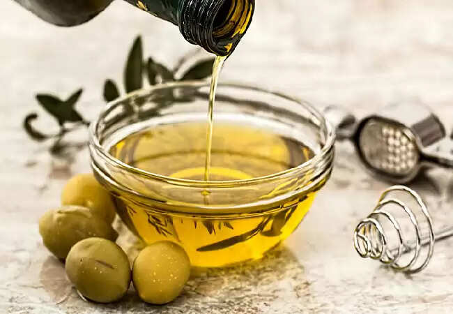रूखे और बेजान बालों के लिए आंवला ऑलिव ऑयल का उपयोग