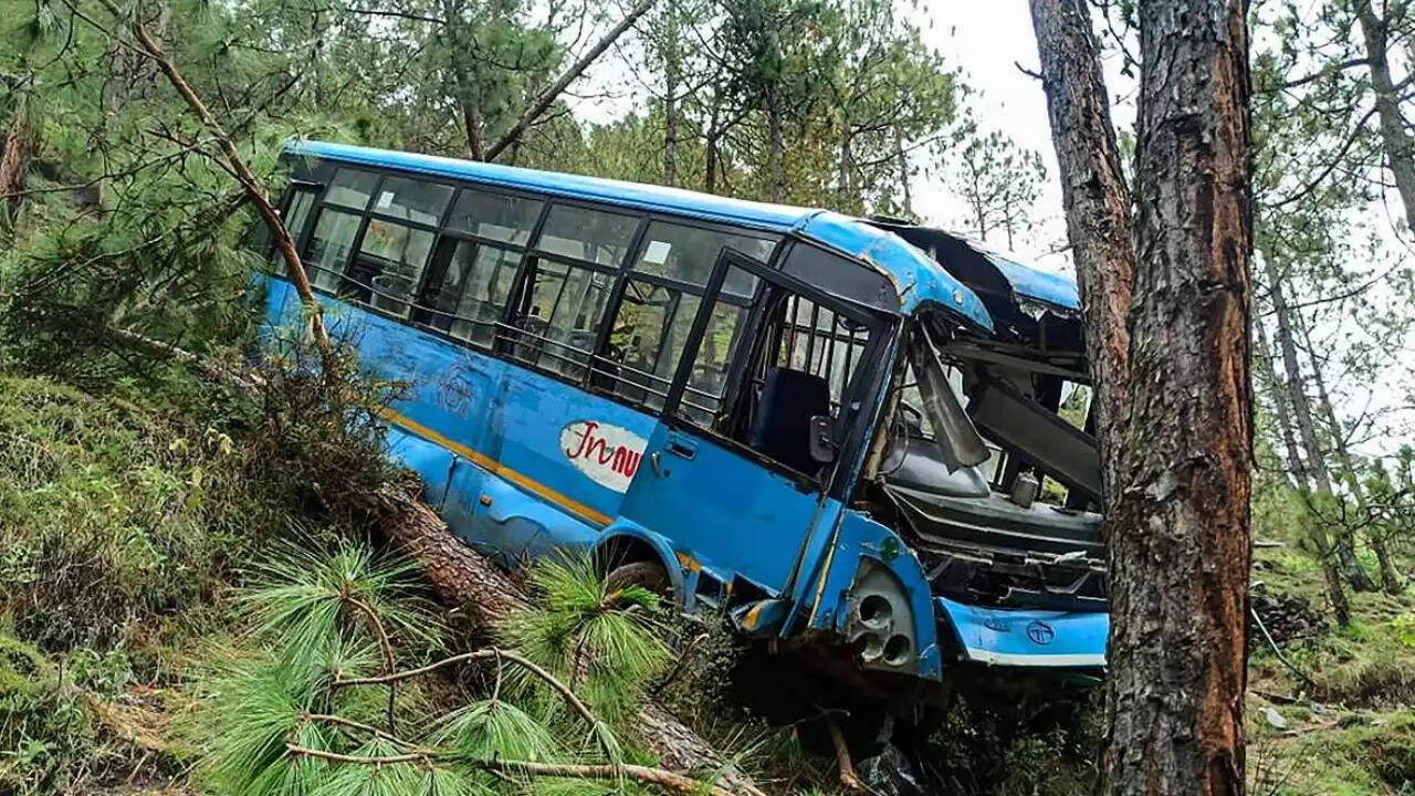 हिमाचल प्रदेश में बस दुर्घटना: 25 घायल, राहत कार्य जारी