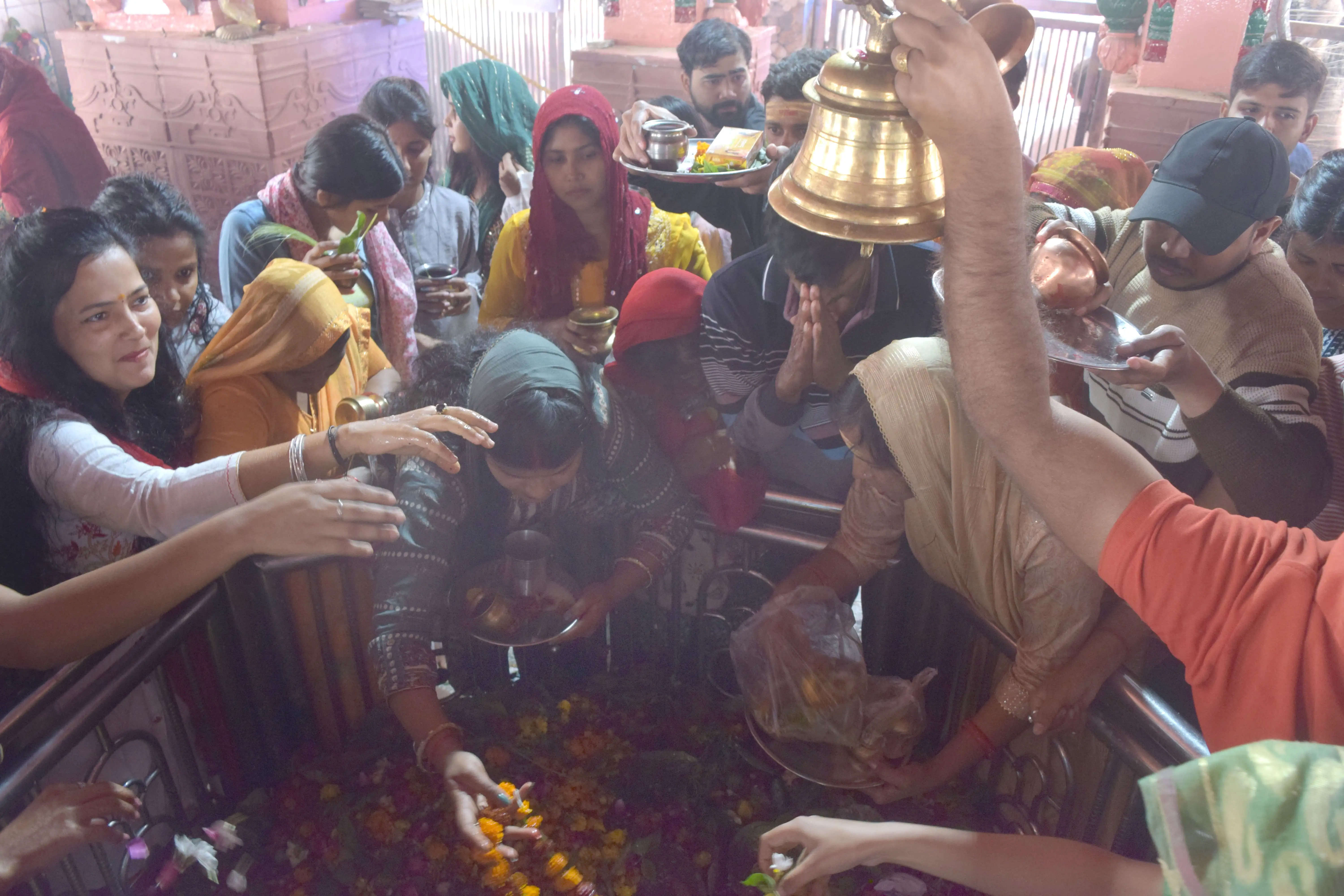 प्रयागराज के शिवकुटी में स्थित शिव मन्दिर में पूजा अर्चना के लिये लगी श्रद्वालुओं की भीड़