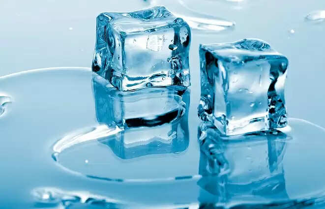 बर्फ खाने के फायदे और नुकसान: जानें क्या है सही