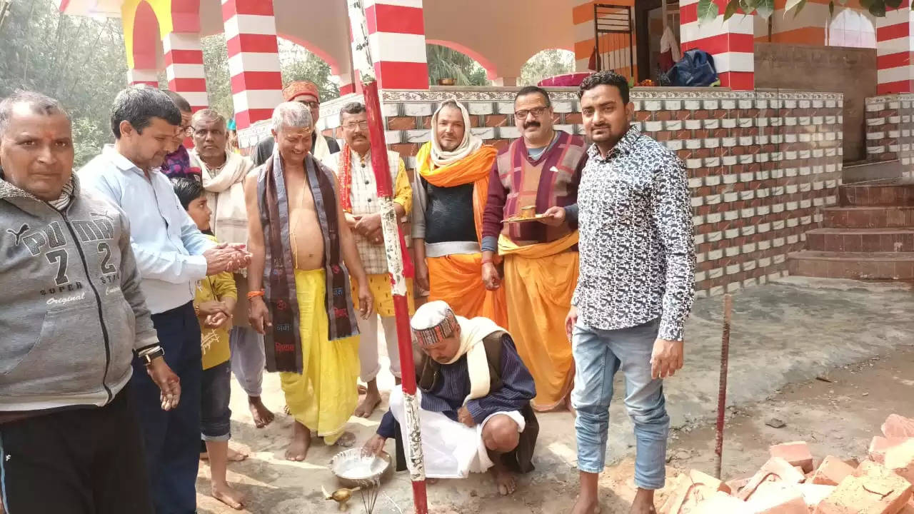 देवना गोपाल में बाबाजी मंदिर के शिखर पर कलश स्थापन पूजन कार्य संपन्न : धनंजय झा