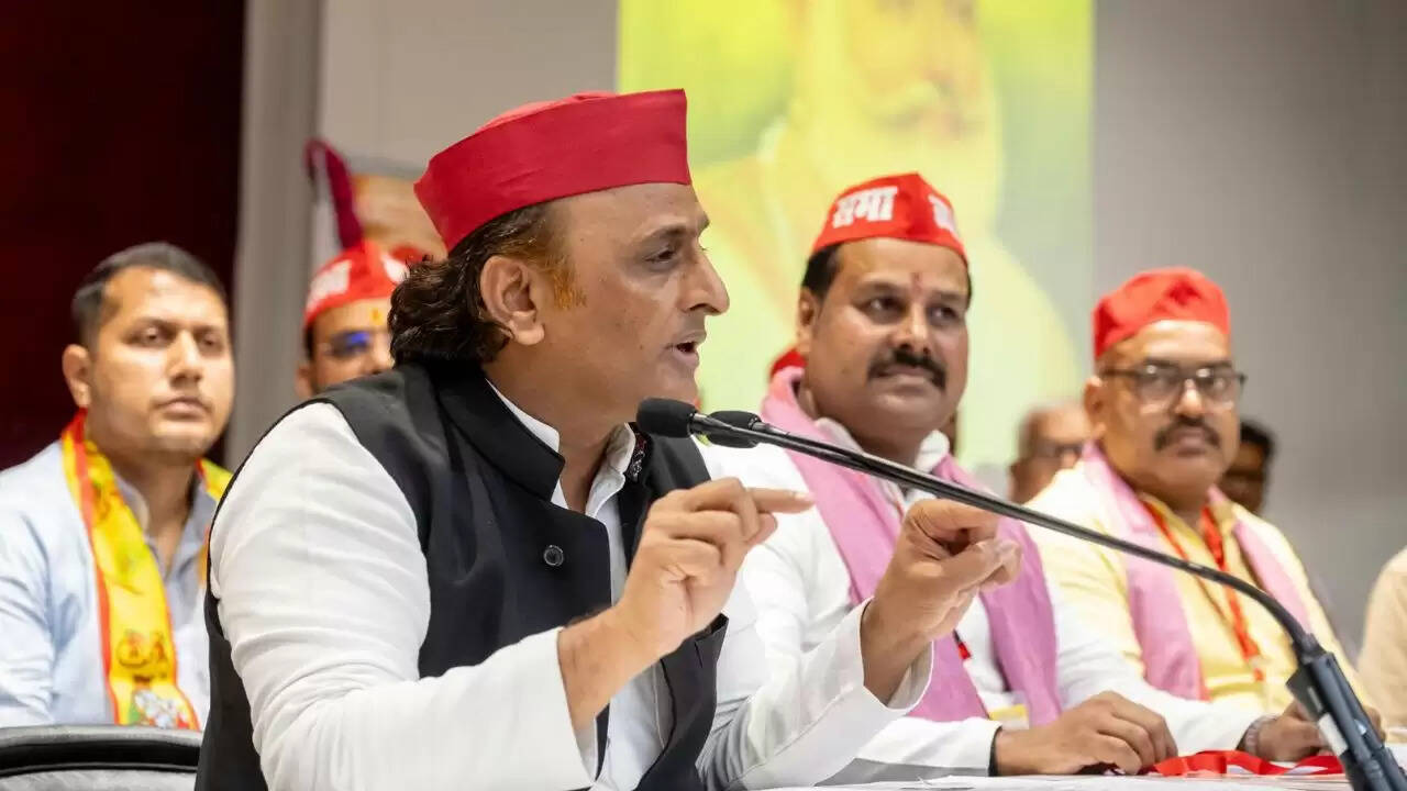 अखिलेश यादव का चुनाव आयोग पर तीखा हमला, शपथपत्रों की वैधता पर उठाए सवाल
