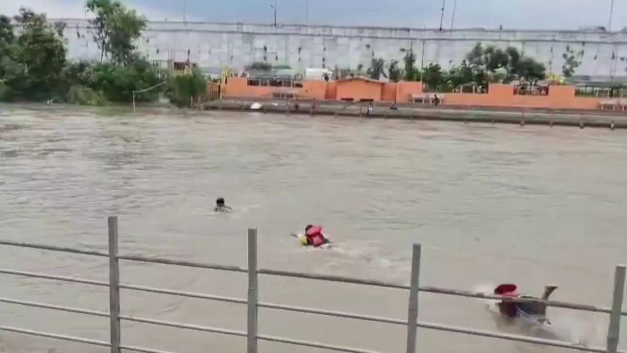 हरिद्वार में गंगा में डूबने से कांवरियों की जान बचाई गई