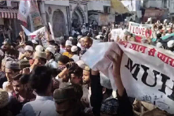 बरेली में 'आई लव मोहम्मद' बैनर के साथ प्रदर्शन, पुलिस ने किया लाठीचार्ज