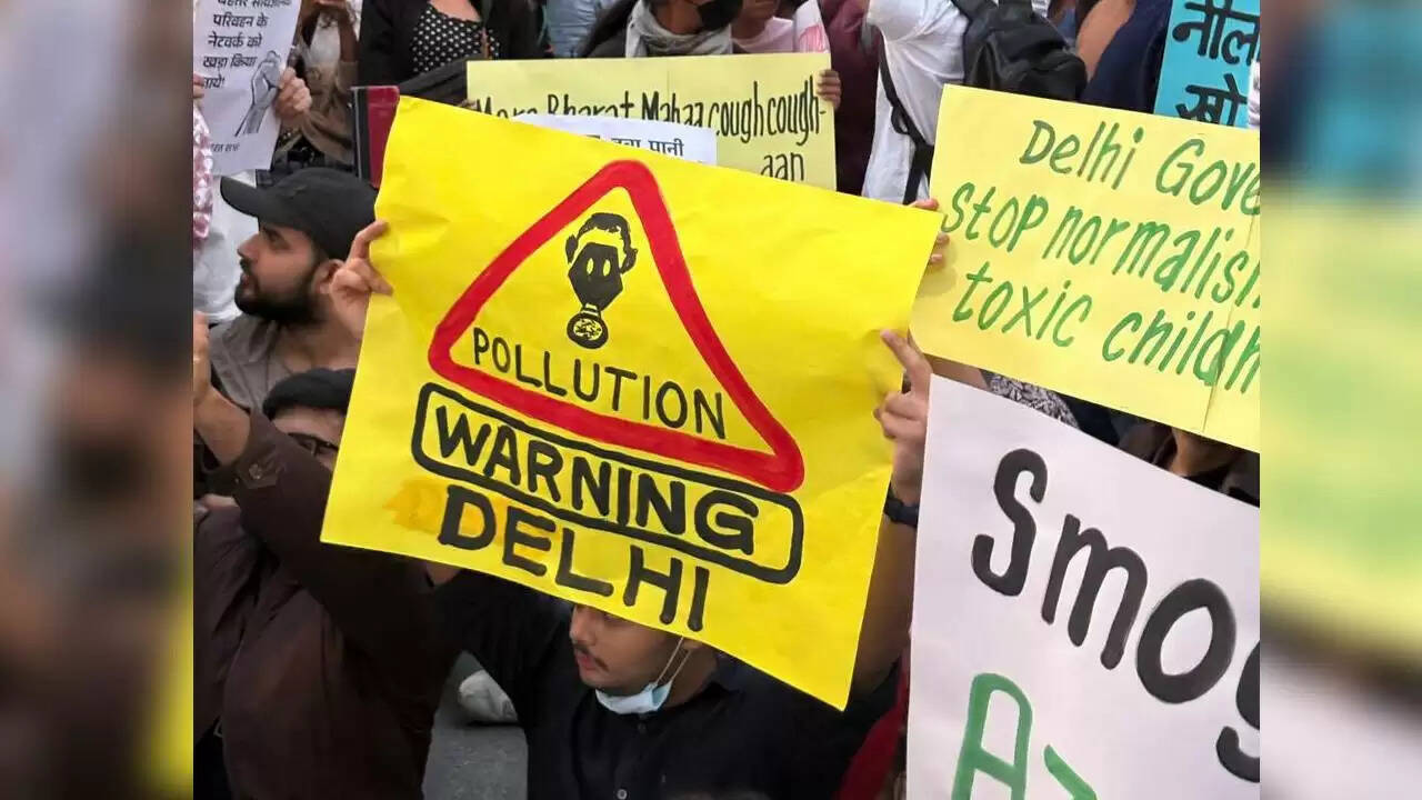 दिल्ली में प्रदूषण: पूर्व डीजीपी की चेतावनी और सरकार से कार्रवाई की मांग