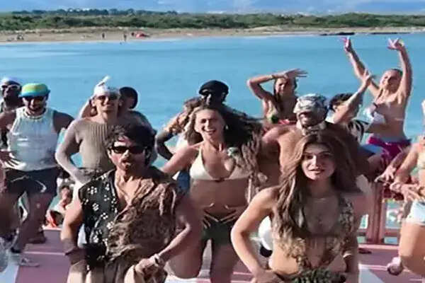 कृति सेनन ने साझा किया 'कॉकटेल 2' का मजेदार बीटीएस वीडियो