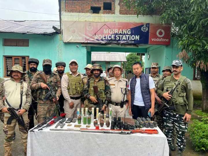 मणिपुर में भारी मात्रा में हथियार और गोला-बारूद बरामद
