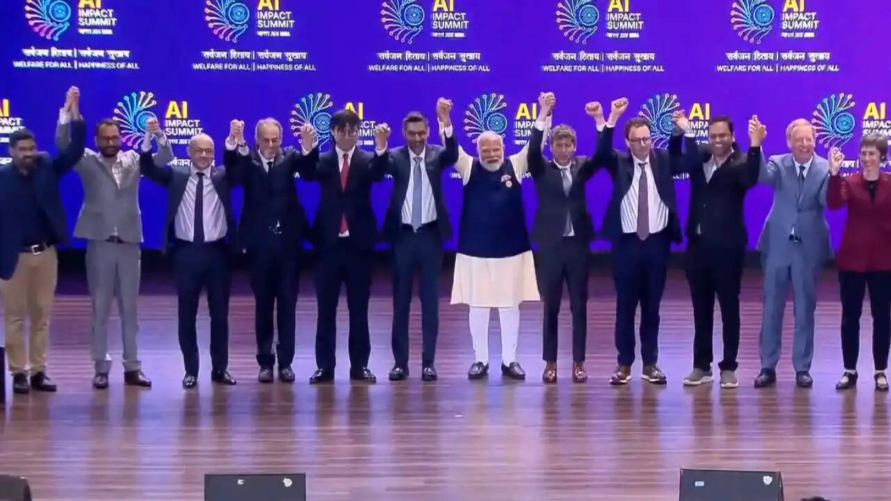 सैम ऑल्टमैन और डारियो अमोदेई के बीच हाथ न पकड़ने का वायरल वीडियो