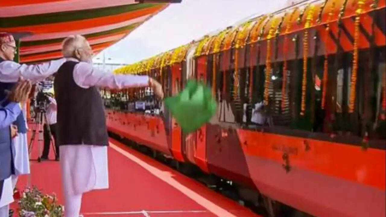 प्रधानमंत्री मोदी ने जम्मू-कश्मीर के लिए शुरू की वंदे भारत एक्सप्रेस, यात्रा का समय हुआ कम