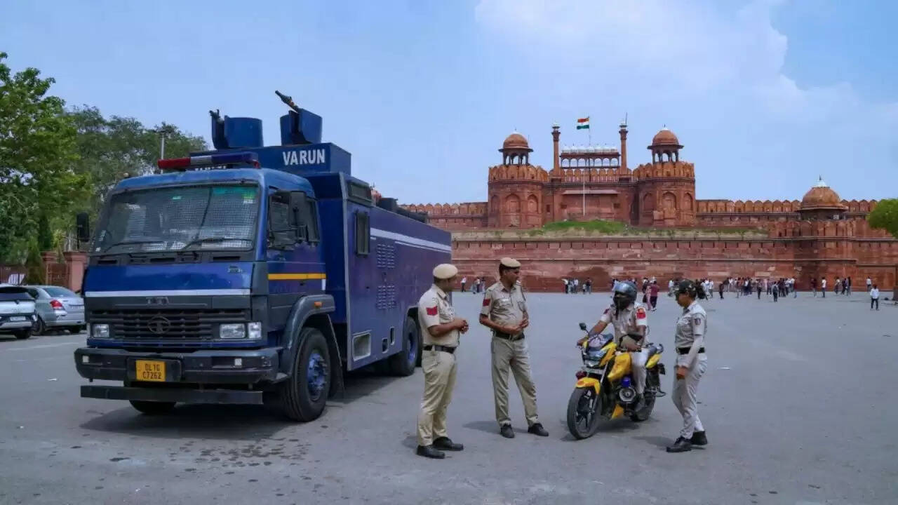 दिल्ली में स्वतंत्रता दिवस से पहले सुरक्षा में चूक: 7 पुलिसकर्मी निलंबित, 5 बांग्लादेशी गिरफ्तार