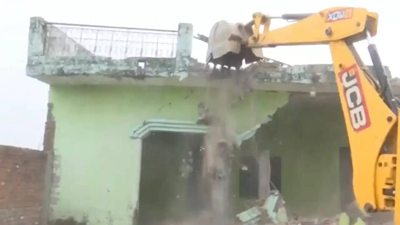 संभल में प्रशासन ने अवैध मदरसे को गिराया, जानें क्या है पूरा मामला?