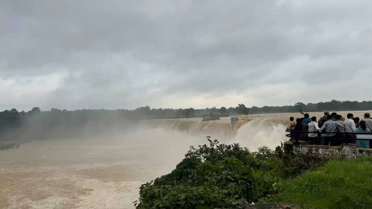 बस्तर में पर्यटन को बढ़ावा देने के लिए जिला प्रशासनं द्वारा मानसून ट्रैक की थीम पर कार्यक्रम आयोजित