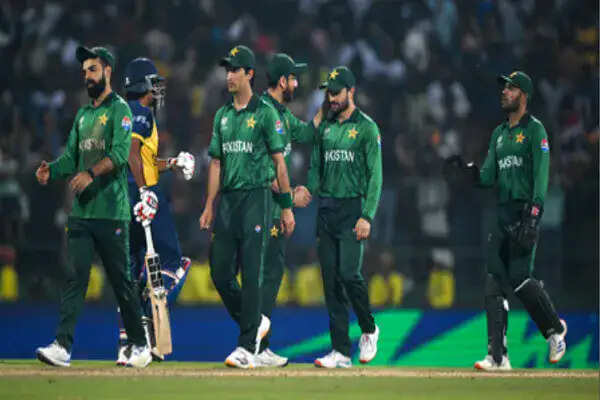 पाकिस्तानी क्रिकेट टीम की शर्मनाक हरकतें: महिला स्टाफ के साथ बदतमीजी