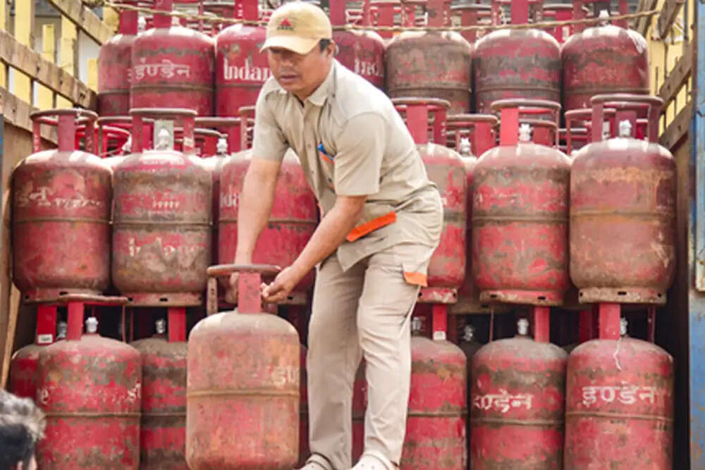 केंद्र सरकार ने कमर्शियल LPG सिलेंडर आवंटन को बढ़ाया