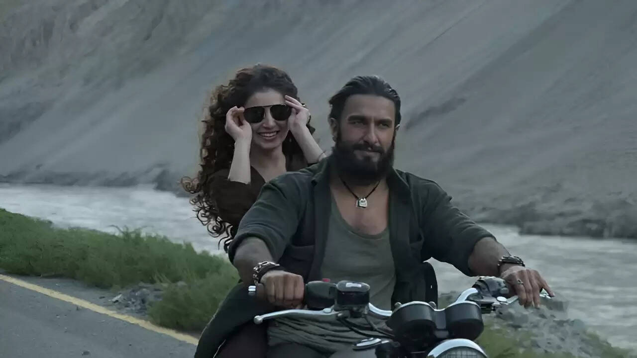 रणवीर सिंह की 'धुरंधर' फिल्म का ट्रेलर लॉन्च, सारा अर्जुन की अदाकारी की तारीफ