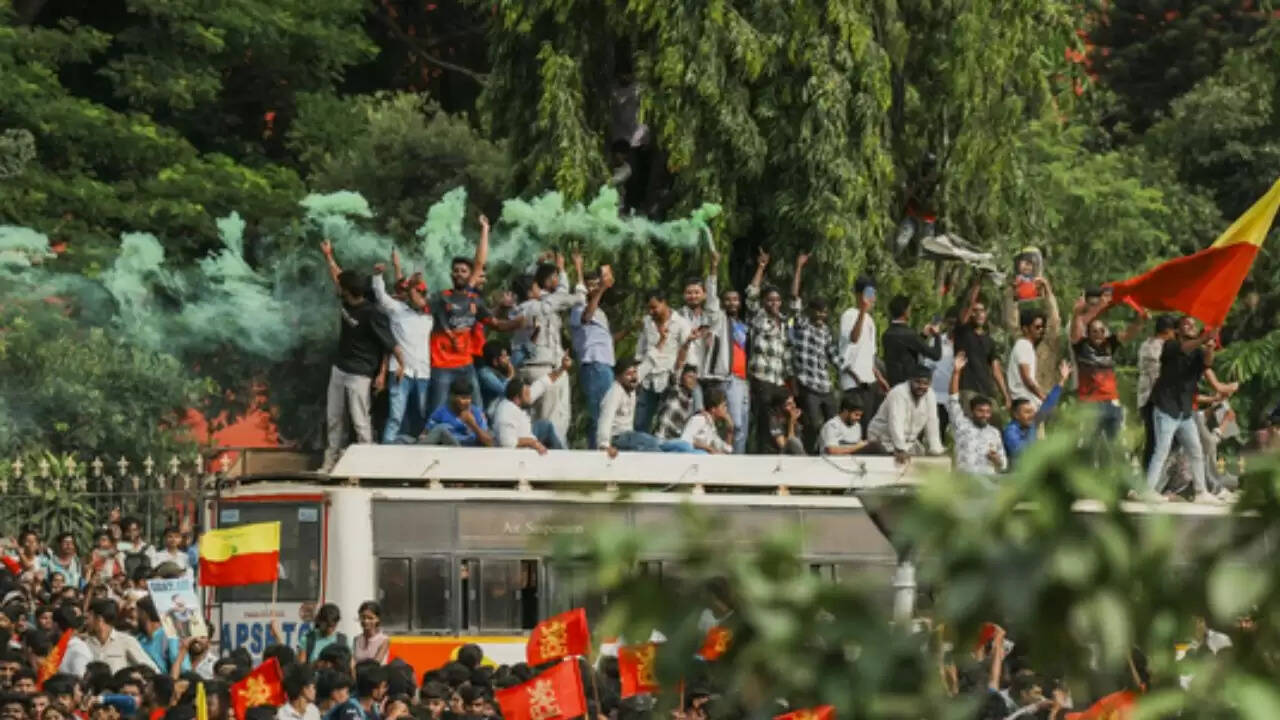 आरसीबी की जीत का जश्न: भगदड़ में 10 की मौत, 20 घायल