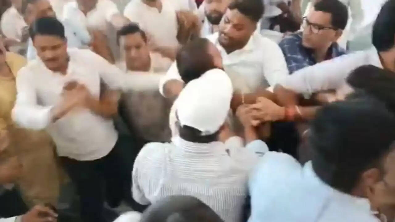 कांग्रेस की बैठक में हंगामा: कार्यकर्ताओं के बीच मारपीट