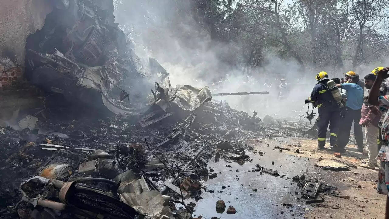 अहमदाबाद में एयर इंडिया का विमान हादसा: 242 यात्री थे सवार, जानें पूरी कहानी