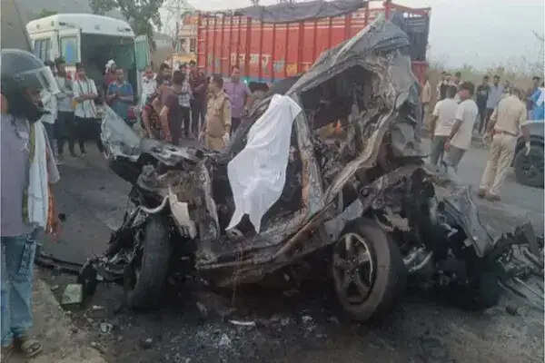 जबलपुर में डंपर से कार की टक्कर, दो लोगों की दर्दनाक मौत