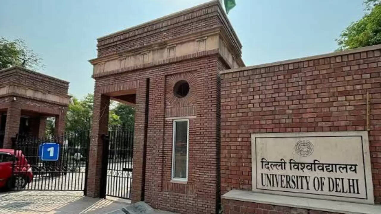 दिल्ली विश्वविद्यालय में विवाद: उर्दू भाषा को हटाने का मामला