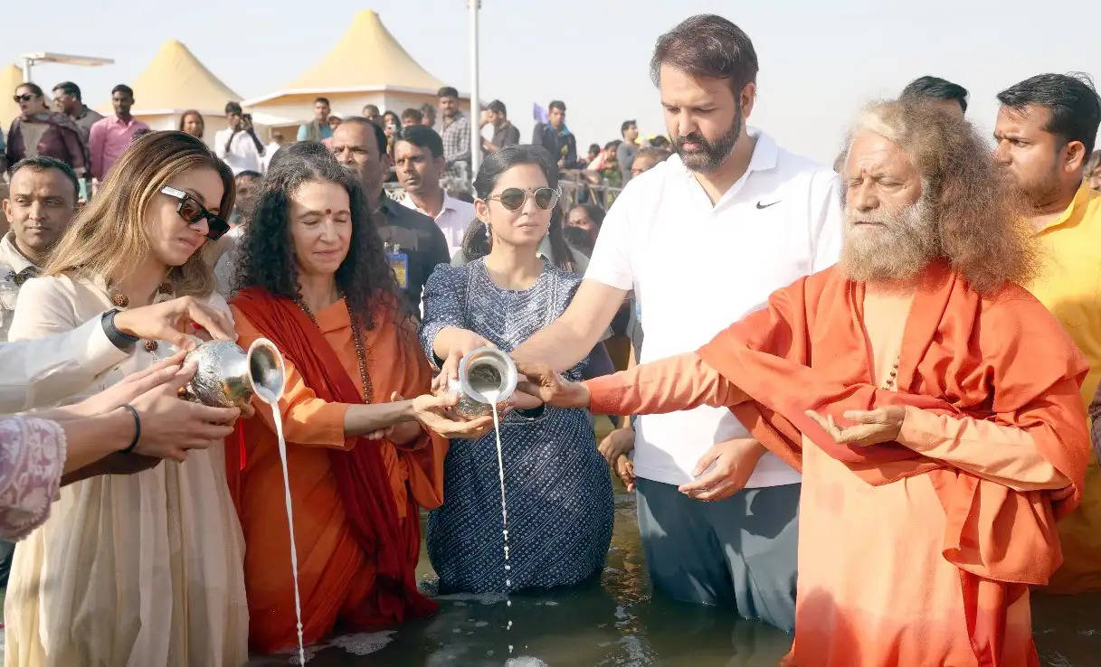 महाकुम्भ की दिव्य धरती पर ईशा अंबानी पीरामल, आनन्द पीरामल व नताशा पूनावाला संगम में स्नान करते