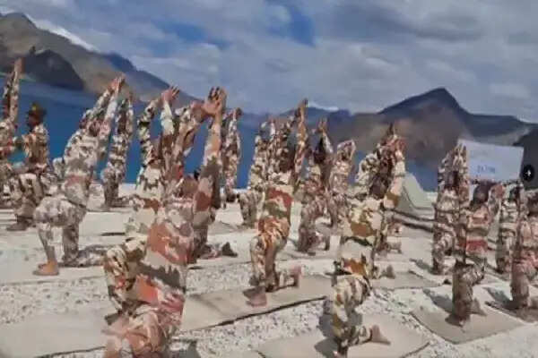 अंतरराष्ट्रीय योग दिवस: नौसेना और केंद्रीय बलों ने किया योगाभ्यास