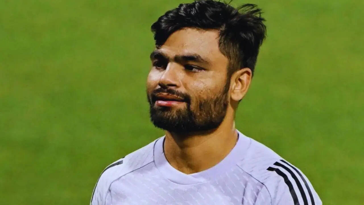 टीम इंडिया के खिलाड़ी रिंकू सिंह ने T20 विश्व कप के बीच में लौटाया घर