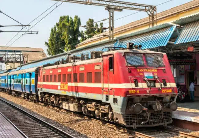 कानपुर-लखनऊ रेलमार्ग पर मेगा ब्लॉक: 17 ट्रेनें रद्द, यात्रियों के लिए सलाह