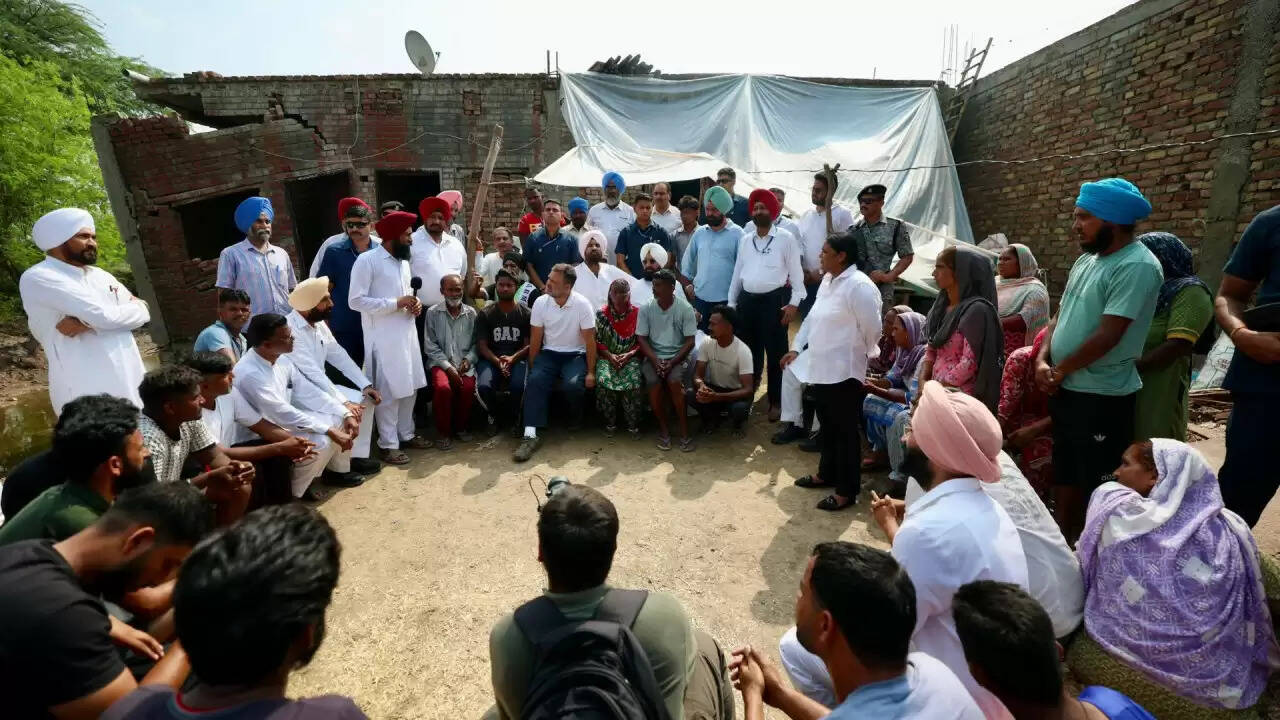 राहुल गांधी का पंजाब दौरा: बाढ़ पीड़ितों से मिले और मदद का दिया आश्वासन