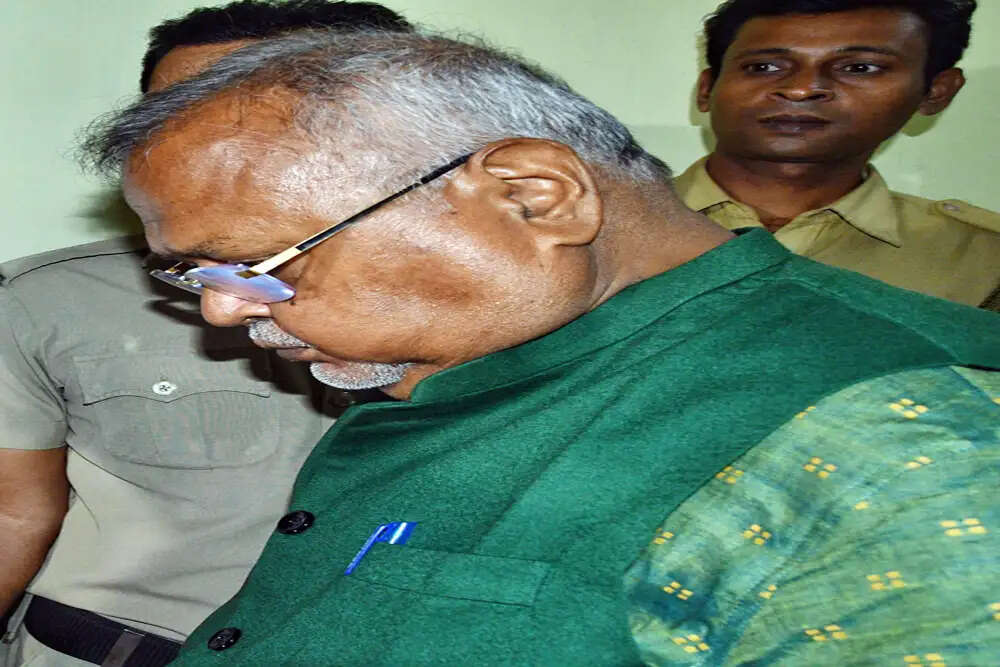 पश्चिम बंगाल चुनाव से पहले पार्थ चटर्जी के घर पर ईडी का छापा