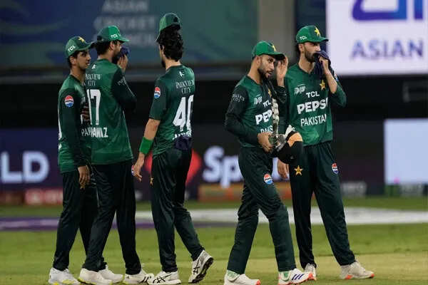 भारत-पाकिस्तान मैच से पहले तनाव बढ़ा, पाक खिलाड़ियों की विवादास्पद हरकत