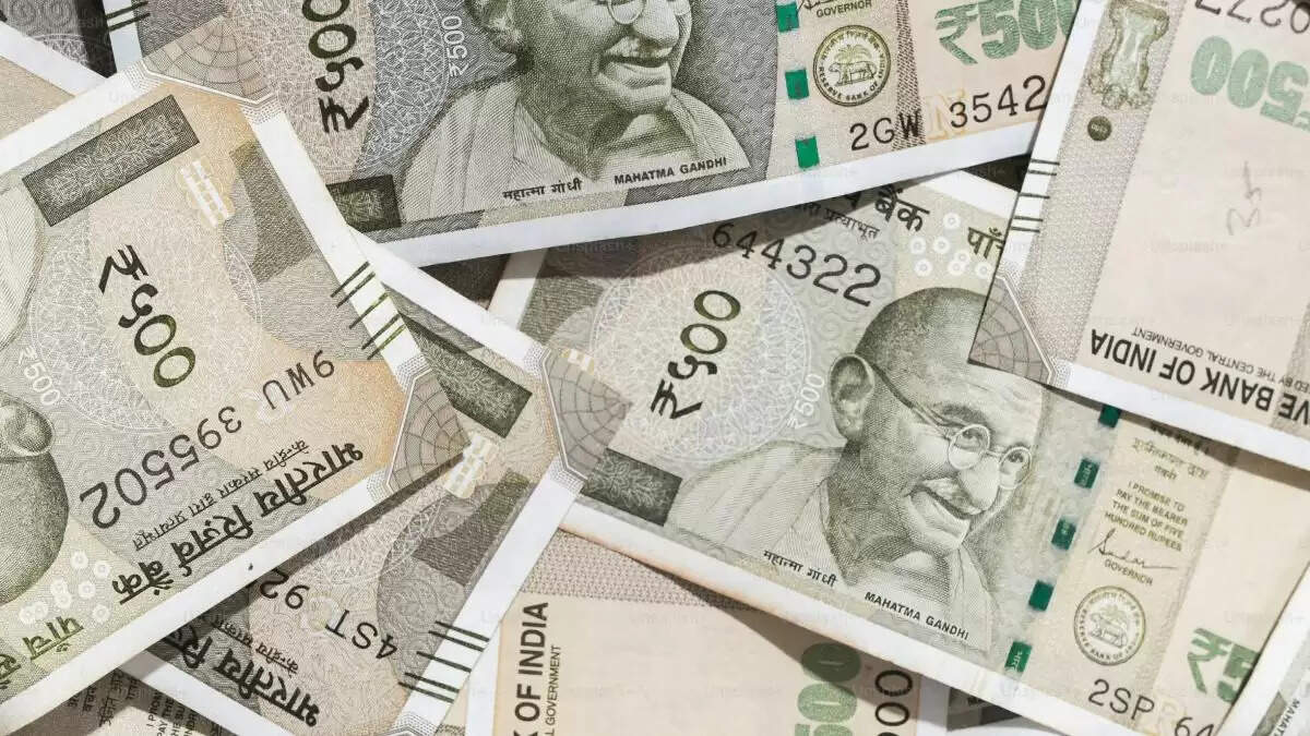 ग्रेटर नोएडा में युवक के खाते में अचानक आई 1 अरब की रकम