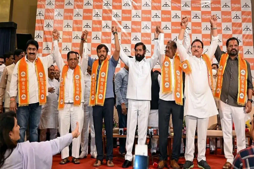 महाराष्ट्र में उद्धव ठाकरे की पार्टी में फिर से टूट, 6 सांसद शिंदे की शिवसेना में शामिल