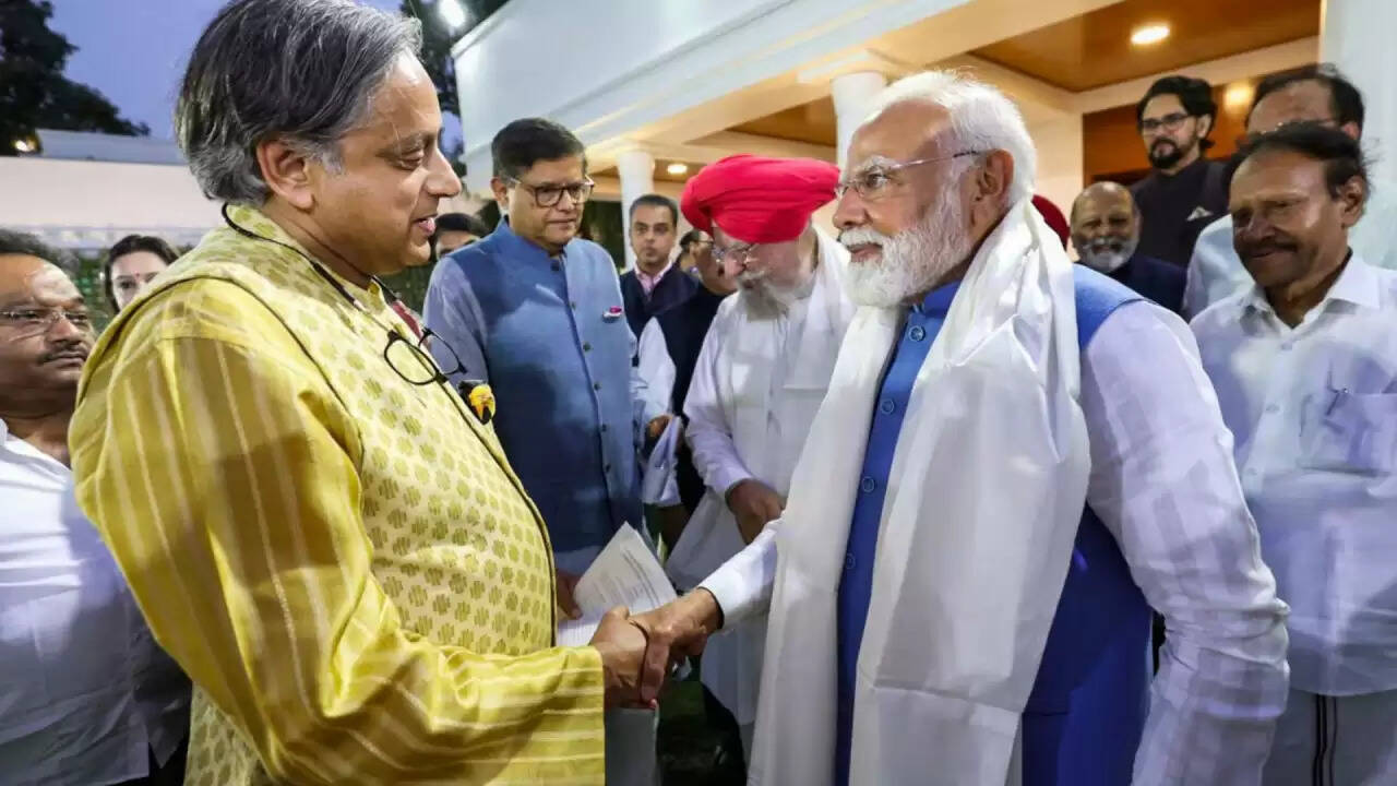 शशि थरूर ने पीएम मोदी की सराहना की, कहा- 'भारत की महत्वपूर्ण संपत्ति'