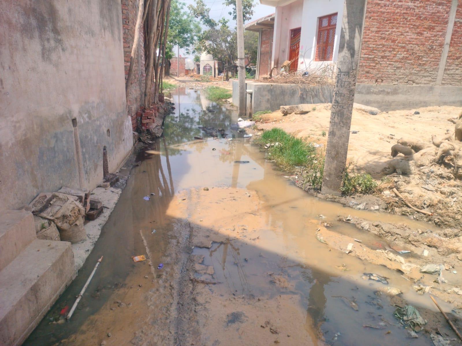 जोगी डेरा मुहल्ले में सड़क पर भरा पानी, लोगो की बढ़ा रहा परेशानी