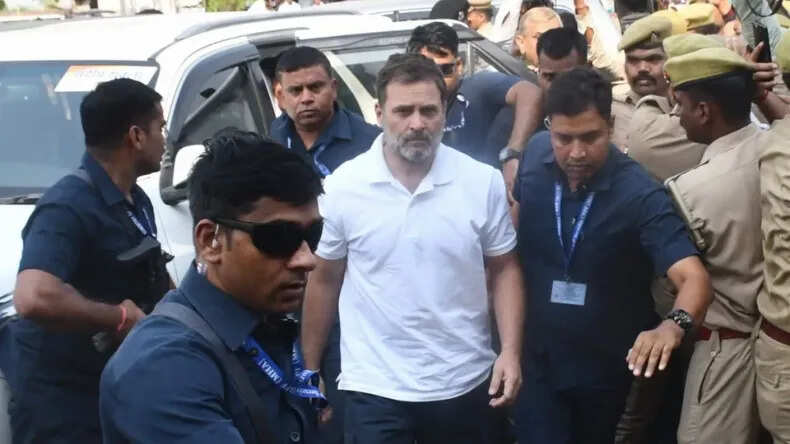 राहुल गांधी ने कानपुर में आतंकी हमले में शहीद शुभम द्विवेदी के परिवार से की मुलाकात