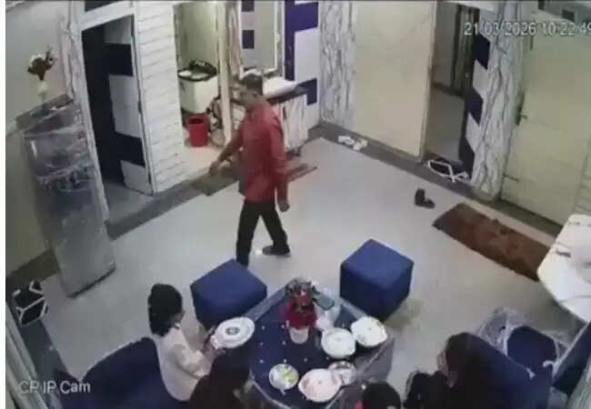 लड़कियों की बहादुरी: डॉक्टर के घर में घुसे बदमाश की पिटाई का वीडियो वायरल