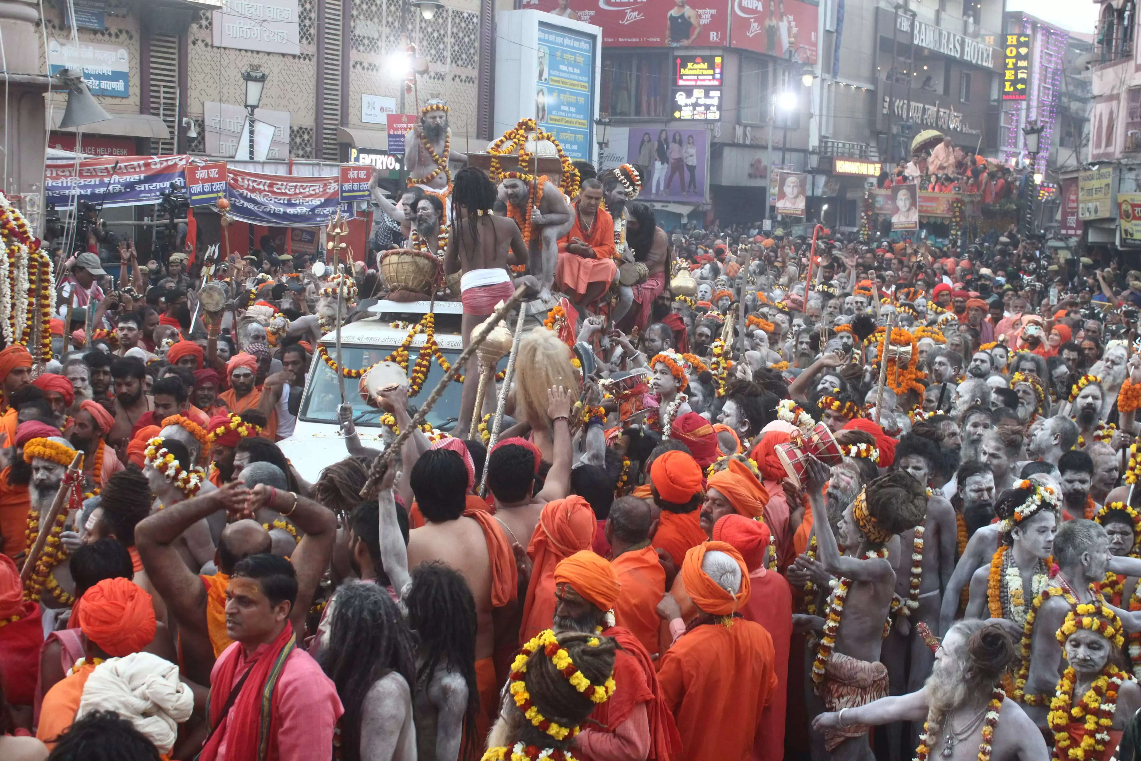 महाशिवरात्रि : नागा संतों ने पेशवाई निकाल बाबा विश्वनाथ के चौखट पर टेका मत्था