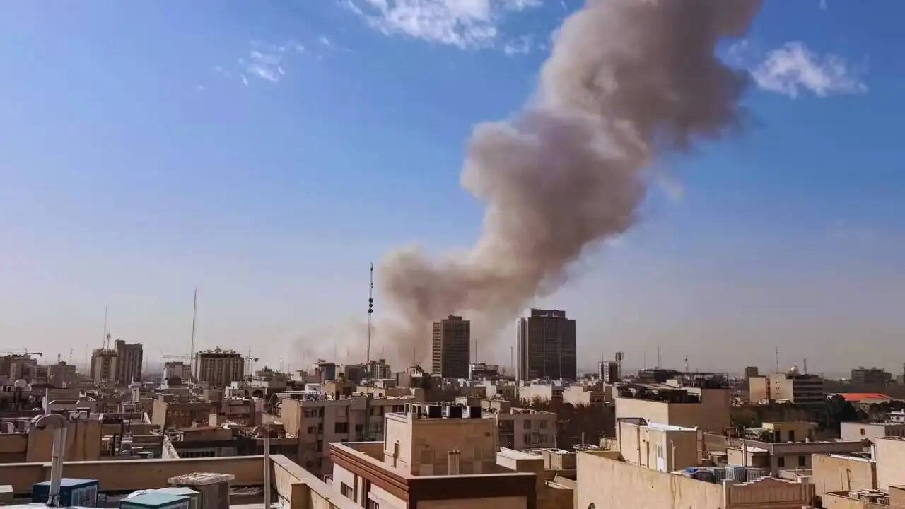 तेहरान में इजरायली हमलों के बीच ईरान की प्रतिक्रिया: खामेनेई की मौत के बाद का संकट