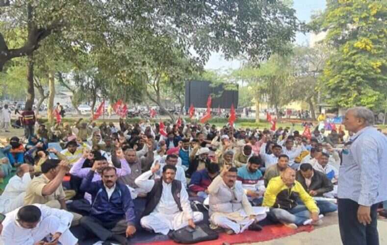 कैथल: ग्रामीण सफाई कर्मचारियों ने लघु सचिवालय में धरना देकर किया प्रदर्शन
