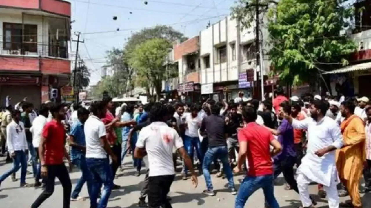 अहमदाबाद के कलाना गांव में पत्थरबाजी की घटना से तनाव बढ़ा