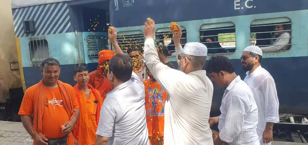 मुस्लिम समुदाय ने कांवड़ियों का फूलों से स्वागत कर दिखाई गंगा-जमुनी संस्कृति
