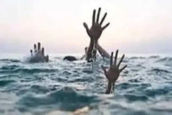 आंध्र प्रदेश में वाटरफॉल पर सेल्फी लेने गई तीन किशोरियों की डूबने से मौत