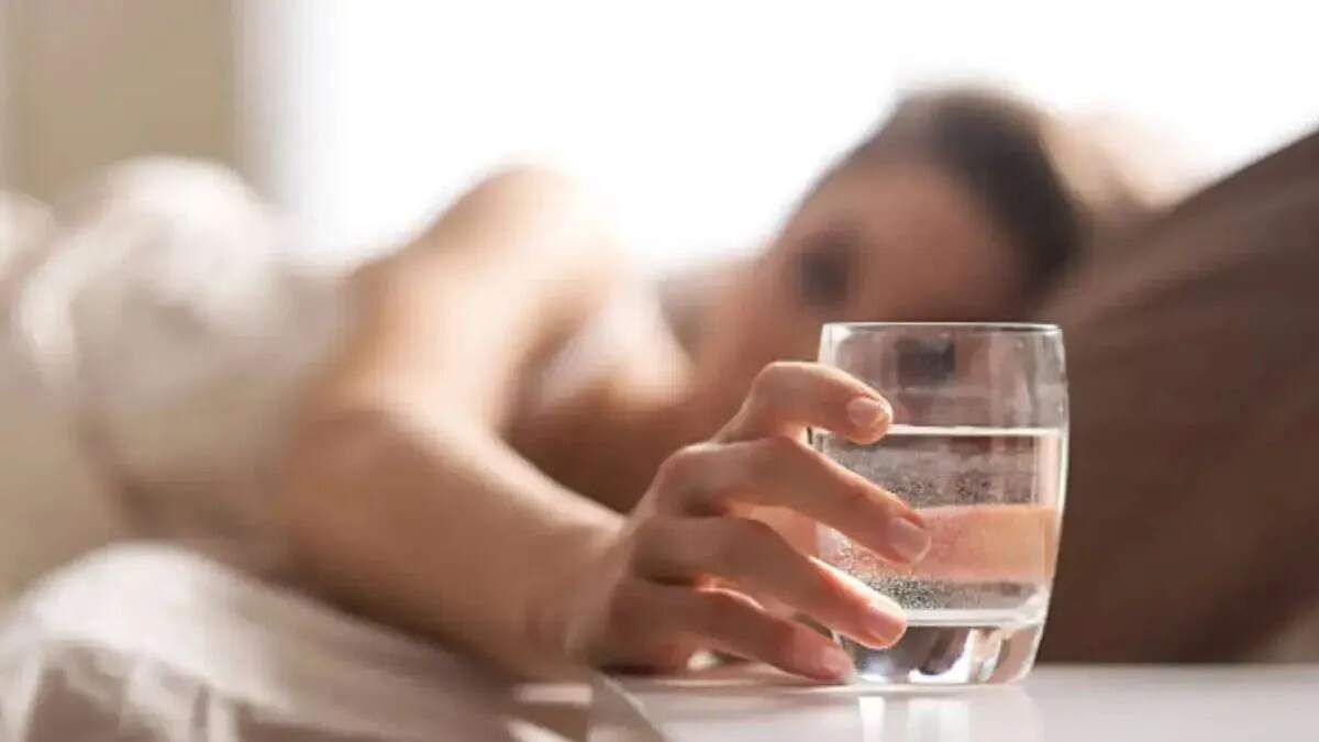 सुबह गर्म पानी पीने के फायदे: आयुर्वेदिक स्वास्थ्य हैक